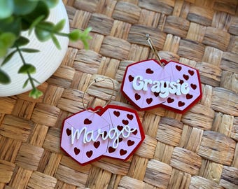 Llavero acrílico con forma de corazón y dados, personalizado para el Día de San Valentín.