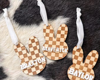 Etiqueta de canasta de Pascua con conejito a cuadros: etiqueta de madera personalizada con nombre