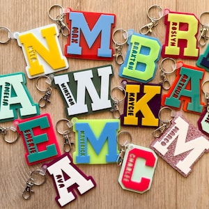 Llavero acrílico con inicial personalizado con nombre, llavero con letra universitaria para niños, etiquetas para bolsos, dijes para bolsos