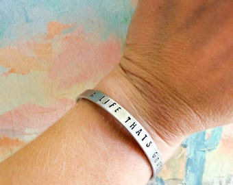 Una vida buena, pulsera de aluminio plateado, estilo western, ajustable y apilable.