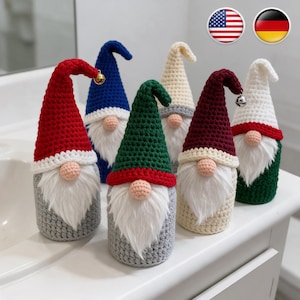 Peut inclure: Six figurines de gnomes au crochet avec de hauts chapeaux pointus rouges, bleus, verts, crème, bordeaux et blancs. Chaque gnome a un nez rond pêche, une longue barbe en fausse fourrure blanche et un corps texturé. Certains ont des grelots.