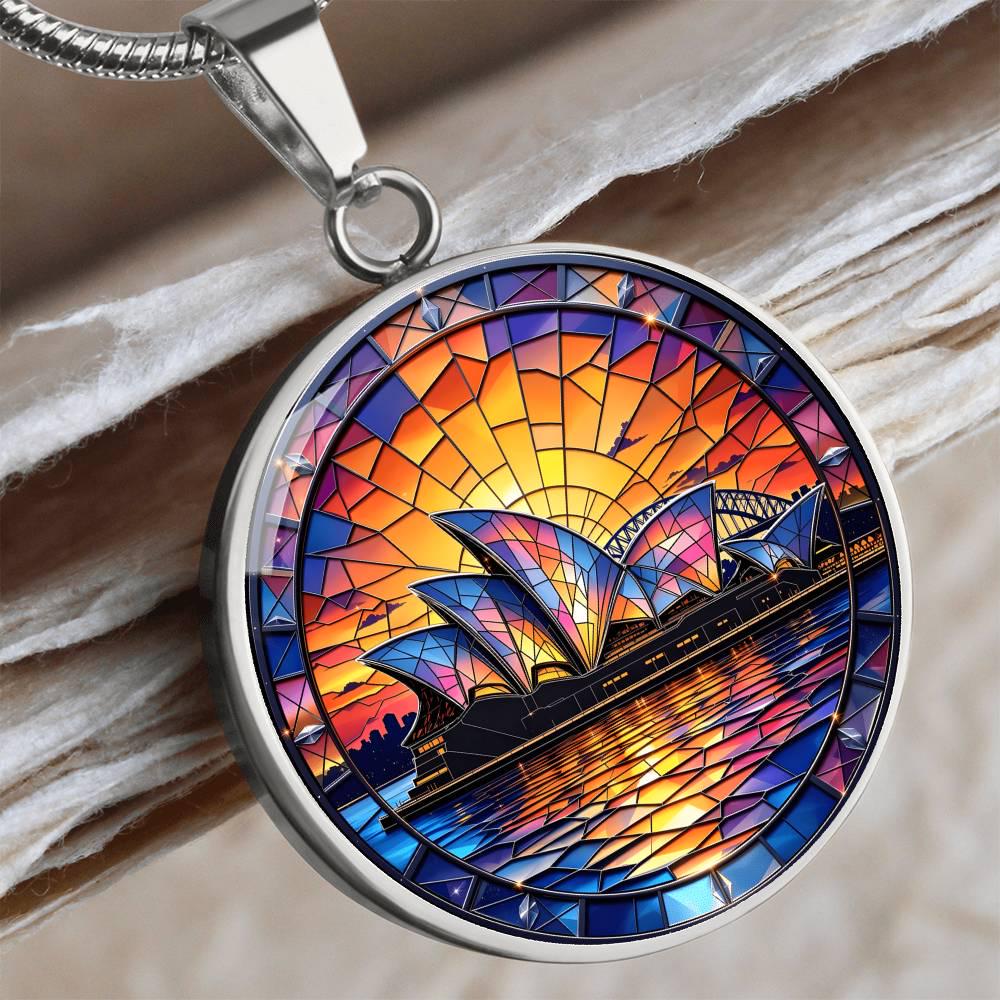 オーストラリアのシドニーオペラハウスのネックレス、ステンドグラス風