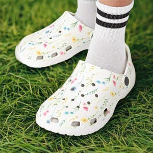 Wildflower-klompen voor volwassenen en kinderen: witte EVA-tuinschoenen met bloemen, lichtgewicht instappers, cottagecore lente- en zomerschoenen