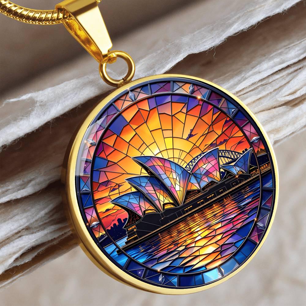 オーストラリアのシドニーオペラハウスのネックレス、ステンドグラス風