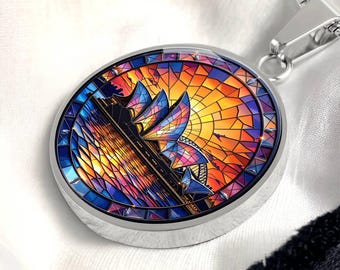 オーストラリアのシドニーオペラハウスのネックレス、ステンドグラス風