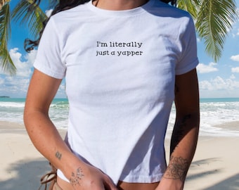 Ich bin buchstäblich nur ein Yapper Baby T-Shirt, individuelles süßes Tshirt, geboren zu Yap, professioneller Yapper, lustige Geschenke, Girly Geschenk, Baby Mädchen, Y2K Crop Top