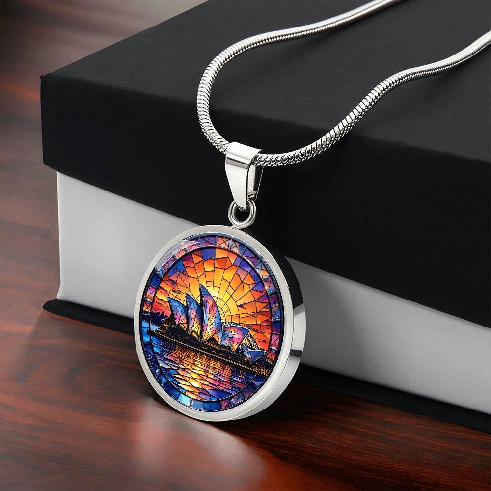 オーストラリアのシドニーオペラハウスのネックレス、ステンドグラス風