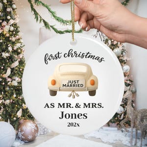 First Christmas Married Ornament, Just Married Car 2025, éénjarig jubileum, onze eerste kerst getrouwd aandenken, gepersonaliseerd ornament