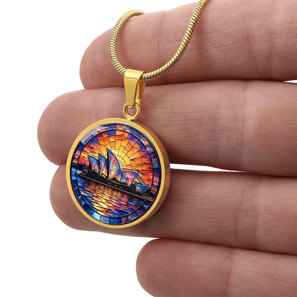 オーストラリアのシドニーオペラハウスのネックレス、ステンドグラス風