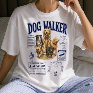 Peut inclure: Un t-shirt blanc avec une impression graphique intitulée DOG WALKER représentant quatre chiens en laisse. Le design comprend une liste de missions quotidiennes, un graphique, un tableau de tension de laisse, un avertissement et un cycle de promenade.