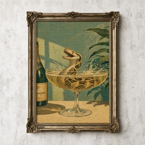 Op de afbeelding: Een ingelijste kunstdruk met een slang die uit een brede champagnecoupe vol bruisende vloeistof komt. Links staat een groene champagnefles en op de achtergrond is groen gebladerte zichtbaar. De lijst is goudkleurig en rijk versierd.