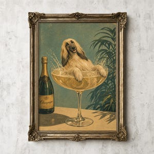 Könnte beinhalten: Ein gerahmter Kunstdruck, der einen langhaarigen, lohfarbenen Hund zeigt, der in einem großen Champagnerglas sitzt. Links steht eine grüne Champagnerflasche mit einem Etikett, auf dem Champagne steht. Im Hintergrund ist eine grüne Pflanze zu sehen.