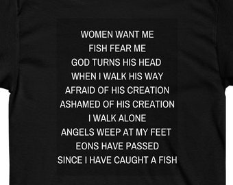 Może przedstawiać: Czarny T-shirt z białym tekstem, który brzmi: "Kobiety mnie chcą, Ryby się mnie boją, Bóg odwraca głowę, gdy idę jego drogą, Boję się jego stworzenia, Wstydzę się jego stworzenia, Idę sam, Aniołowie płaczą u moich stóp, Minęły eony odkąd złowiłem rybę."