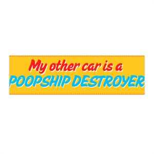 Peut inclure: Bannière jaune avec un texte rouge et bleu qui dit "My other car is a POOPSHIP DESTROYER".