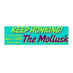 Puede incluir: Una pancarta azul turquesa con el texto "KEEP HONKING!" en verde y "The Mollusk" en morado. El texto "I'm listening to Ween's 1997 studio album" está en negro.