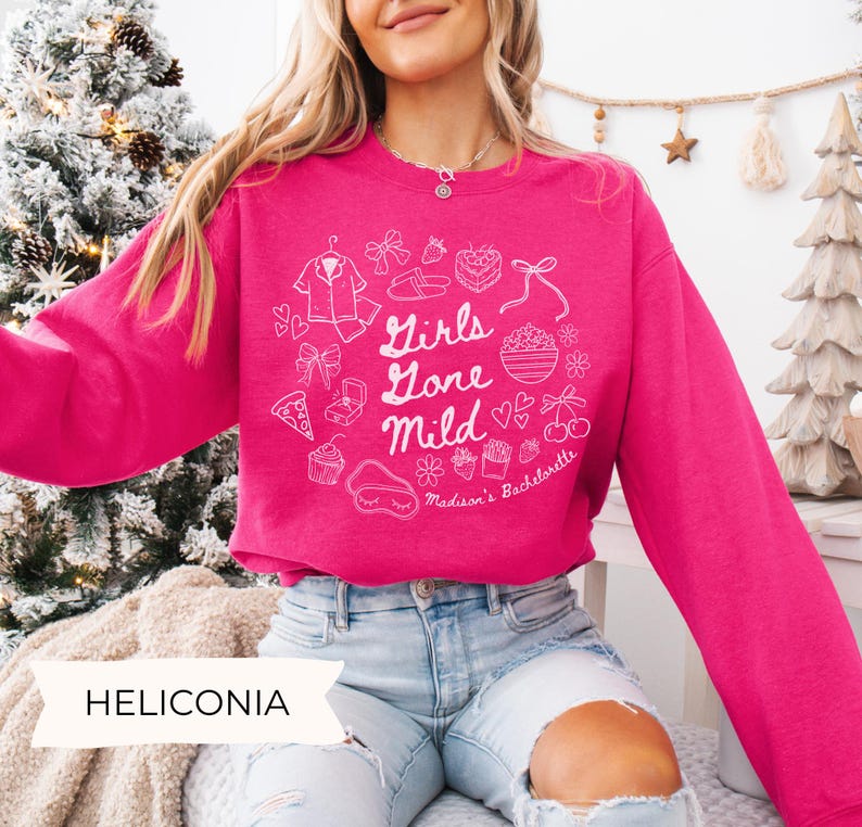 Puede incluir: Una sudadera rosa con texto blanco que dice "Girls Gone Mild" y un dise&ntilde;o de varios iconos relacionados con una despedida de soltera. El texto "Madison's Bachelorette" tambi&eacute;n est&aacute; incluido en la sudadera.