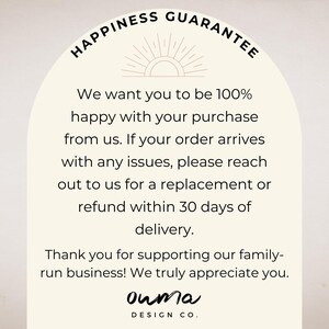 Puede incluir: Tarjeta color crema con el texto "HAPPINESS GUARANTEE" en un dise&ntilde;o semicircular. La tarjeta incluye texto sobre devoluciones y reembolsos, y el logotipo "ouma DESIGN CO.".
