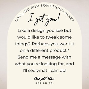 Puede incluir: Una cita de dise&ntilde;o gr&aacute;fico con fondo blanco y texto negro. El texto dice "&iquest;Buscas algo m&aacute;s? &iexcl;Te tengo! &iquest;Te gusta un dise&ntilde;o que ves pero quieres modificar algunas cosas? &iquest;Quiz&aacute;s quieres que est&eacute; en un producto diferente? Env&iacute;ame un mensaje con lo que est&aacute;s buscando, y ver&eacute; qu&eacute; puedo hacer! ouma DESIGN CO."