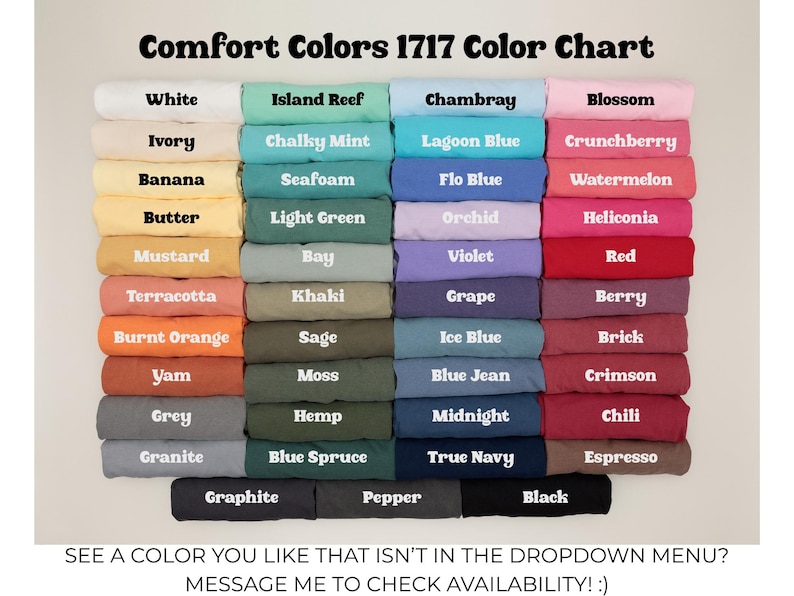 K&ouml;nnte beinhalten: Eine Comfort Colors 1717 Farbkarte mit vierundvierzig gefalteten T-Shirts in verschiedenen Farbt&ouml;nen, darunter Wei&szlig;, Elfenbein, Banane, Butter, Senf, Terrakotta, gebranntes Orange, Yam, Grau, Granit, Island Reef, Chalky Mint, Seafoam, Hellgr&uuml;n, Bay, Khaki, Salbei, Moos, Hanf, Blue Spruce, Graphit, Pfeffer, Chambray, Lagoon Blue, Flo Blue, Orchidee, Violett, Traube, Eisblau, Blue Jean, Mitternacht, True Navy, Schwarz, Blossom, Crunchberry, Wassermelone, Heliconia, Rot, Beere, Ziegel, Karmesin, Chili und Espresso.