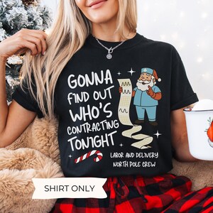 Puede incluir: Camiseta negra con el texto "GONNA FIND OUT WHO'S CONTRACTING TONIGHT" y un Pap&aacute; Noel de dibujos animados con uniforme m&eacute;dico. La camiseta tambi&eacute;n presenta un bast&oacute;n de caramelo y las palabras "LABOR AND DELIVERY NORTH POLE CREW".