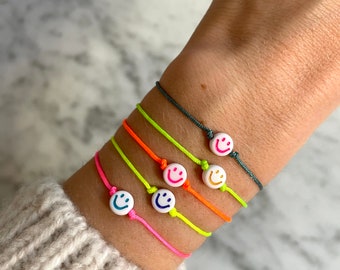 Zartes Neon Smiley-Armband mit Grußkarte | Makramee | Freundschaftsarmband | Glücksarmband | Surferarmband | Smiley | filigran | handgemacht