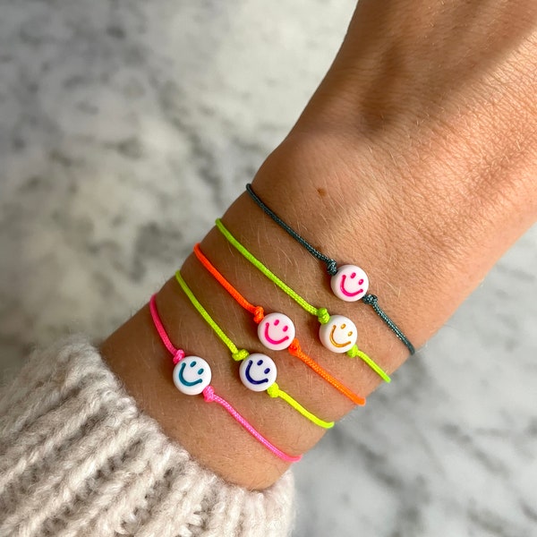 Zartes Neon Smiley-Armband mit Grußkarte | Makramee | Freundschaftsarmband | Glücksarmband | Surferarmband | Smiley | filigran | handgemacht