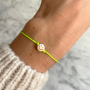 Zartes Neon Smiley-Armband mit Grußkarte Makramee Freundschaftsarmband Glücksarmband Surferarmband Smiley filigran handgemacht Neon Grün