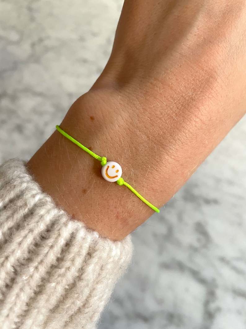 Zartes Neon Smiley-Armband mit Grußkarte Makramee Freundschaftsarmband Glücksarmband Surferarmband Smiley filigran handgemacht Neon Grün