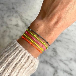 Filigranes Neon Armband Knoten mit Grußkarte | Makramee | Freundschaftsarmband | Surferarmband | Knotenarmband | zart | handgemacht
