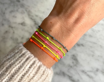 Filigranes Neon Armband Knoten mit Grußkarte | Makramee | Freundschaftsarmband | Surferarmband | Knotenarmband | zart | handgemacht