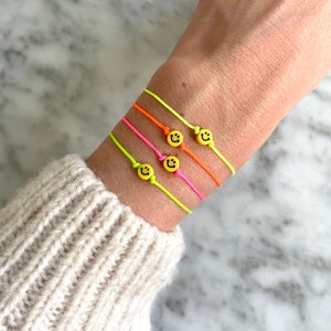 Neon Armband mit kleinem gelben Smiley und Karte | Makramee | Freundschaftsarmband | Glücksarmband | Surferarmband | zart | handgemacht