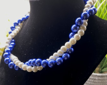 Collier torsadé de perles bleu royal et blanches, avec des perles de verre bleu royal, blancs, cordon métallique argenté pour maintenir la torsade, touches d'argent