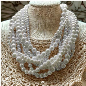 Collana multistrato in perle di vetro bianco, con perle di vetro bianco, accenti argentati, 6 mm, 8 mm, 10 mm e 12 mm, realizzata a mano, personalizzata