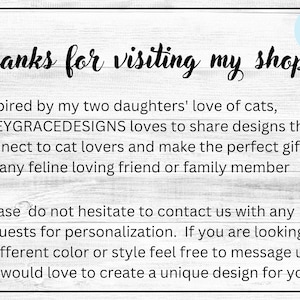 Op de afbeelding: Tekst op een witte houtnerf achtergrond die "Bedankt voor uw bezoek aan mijn winkel" luidt. De tekst gaat verder met "Ge&iuml;nspireerd door de liefde van mijn twee dochters voor katten, houdt JOEYGRACEDESIGNS ervan om ontwerpen te delen die aansluiten bij kattenliefhebbers en het perfecte cadeau zijn voor elke kattenvriend of familielid. Aarzel niet om contact met ons op te nemen voor eventuele aanpassingsverzoeken. Als u op zoek bent naar een andere kleur of stijl, kunt u ons gerust een bericht sturen. We zouden graag een uniek ontwerp voor u maken."