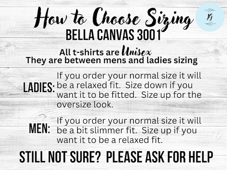 Op de afbeelding: Een wit houten bord met zwarte tekst die uitlegt hoe je de juiste maat kunt kiezen voor Bella Canvas 3001 T-shirts. De tekst legt uit dat de shirts unisex zijn en passen tussen mannen- en vrouwenmaten. Het bord geeft ook maatadvies voor zowel dames als heren.
