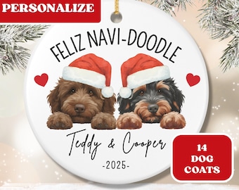 Può includere: Ornamento natalizio in ceramica bianca con due cani con cappelli da Babbo Natale. L'ornamento presenta il testo "FELIZ NAVI-DOODLE", i nomi "Teddy & Cooper" e l'anno "-2025". Un rettangolo rosso recita "PERSONALIZZA".