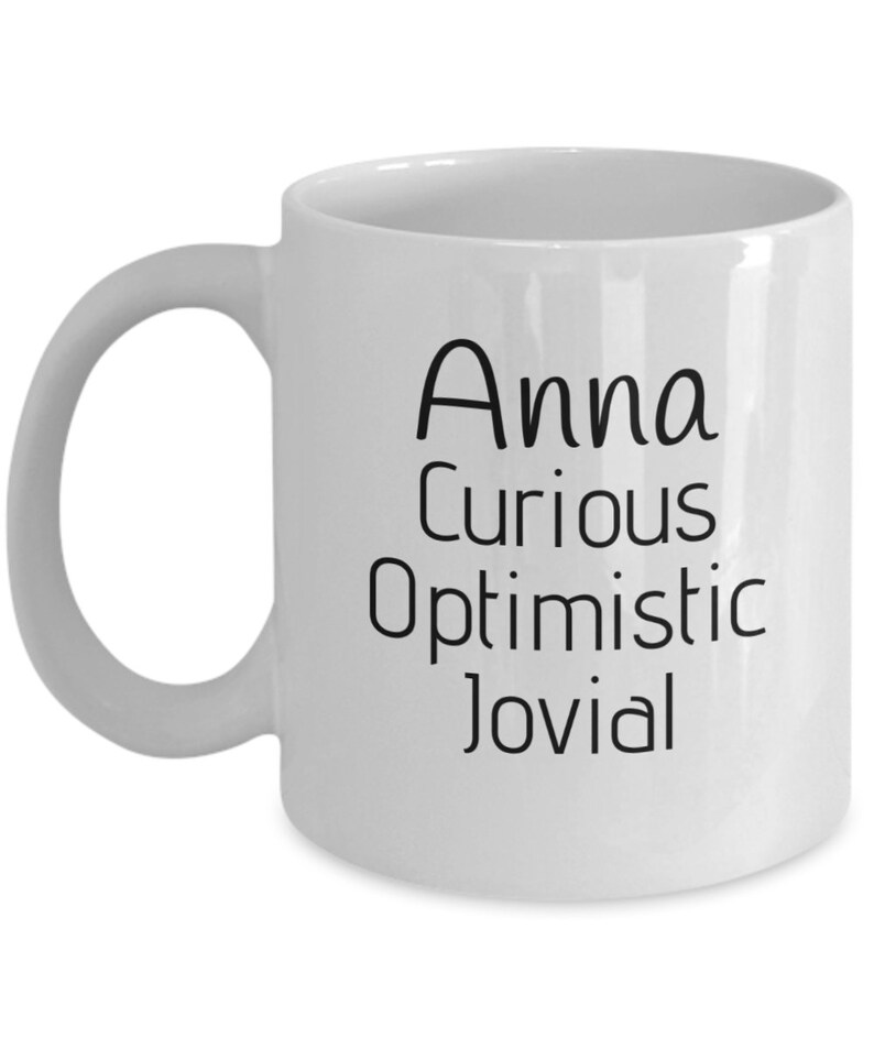 Puede incluir: Taza de caf&eacute; de cer&aacute;mica blanca con texto negro que dice "Anna Curious Optimistic Jovial".