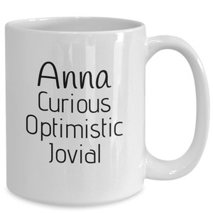 Puede incluir: Taza de caf&eacute; de cer&aacute;mica blanca con texto negro que dice "Anna Curious Optimistic Jovial".