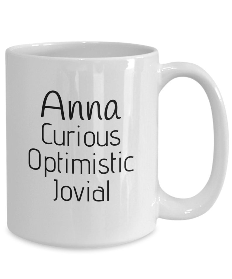 Puede incluir: Taza de caf&eacute; de cer&aacute;mica blanca con texto negro que dice "Anna Curious Optimistic Jovial".