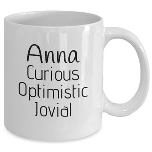 Puede incluir: Taza de caf&eacute; de cer&aacute;mica blanca con texto negro que dice "Anna Curious Optimistic Jovial".