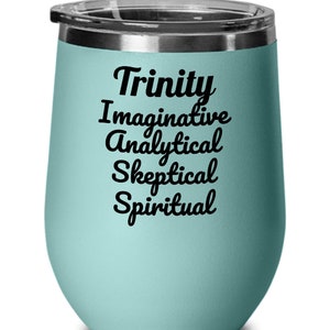 Puede incluir: Un vaso de vino de acero inoxidable azul claro con una inscripción negra que dice "Trinity Imaginative Analytical Skeptical Spiritual".