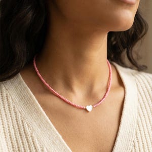 Collier ras du cou coeur, collier de perles de verre colorées