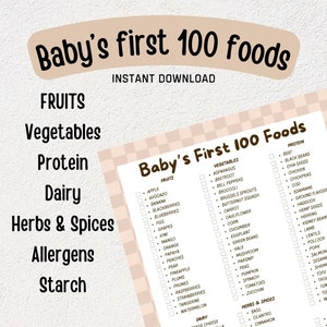 Puede incluir: Una lista de verificación imprimible de los 100 primeros alimentos para bebés, organizada por categoría: frutas, verduras, proteínas, lácteos, hierbas y especias, alérgenos y almidón. La lista de verificación está en un patrón de cuadros marrones y blancos con texto negro.