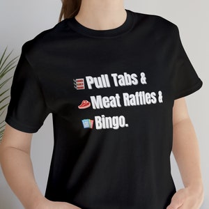 Puede incluir: Camiseta negra con texto blanco que dice "Pull Tabs & Meat Raffles & Bingo."