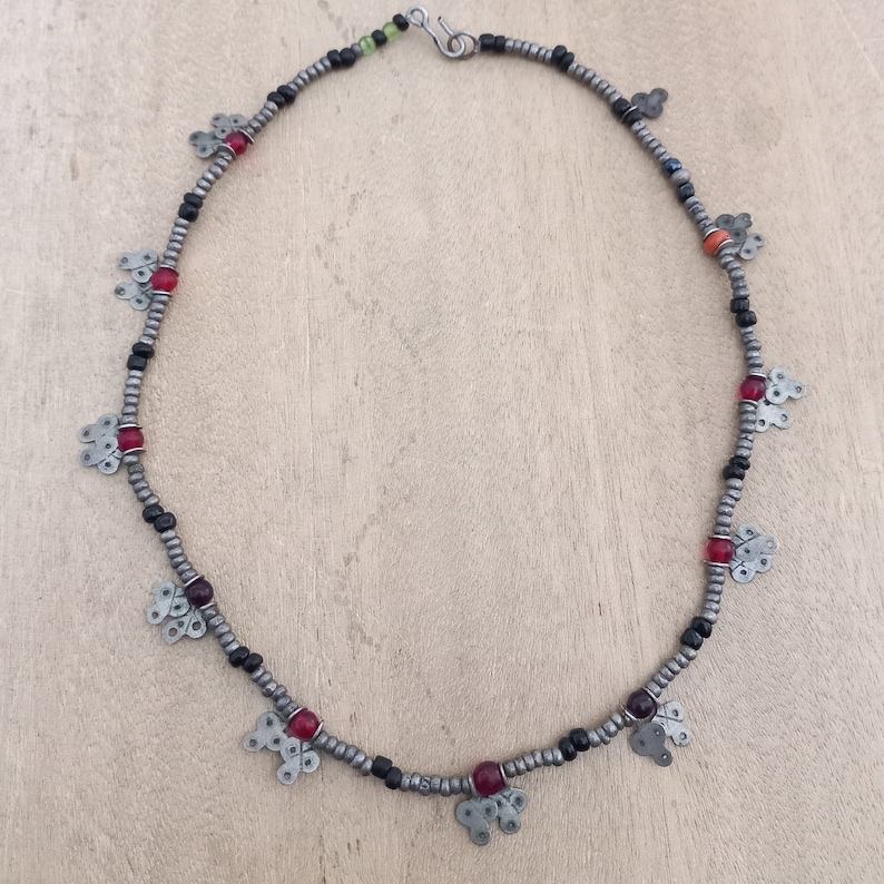 Antikt sahariskt silverpärlhalsband från södra Marocko. Antika silversmycken bild 1