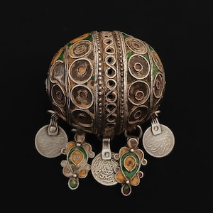 Very old silver berber pendant (tagmoutt) from southern morocco. Ancient berber jewelry