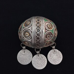 Very old silver berber pendant (tagmoutt) from southern morocco. Ancient berber jewelry