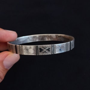 Antique saharien silver bracelet from southern morocco. Ancient jewelry
