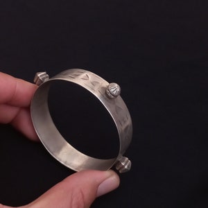 Ein Berber Silberarmband aus dem Süden Marokkos. Antike Berber Schmuck