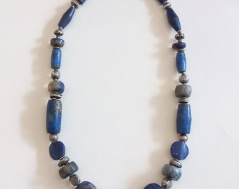 Äkta gammalt lapis lazuli-halsband med silverpärlor från Indien. Antika smycken